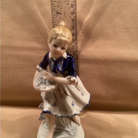 Porcelain figurine lady with berries. 7“ x 3“ blue and white. - Picture 10 of 11